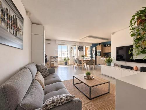 LE CANNET – APPARTEMENT LUMINEUX, TRAVERSANT ET AU CALME