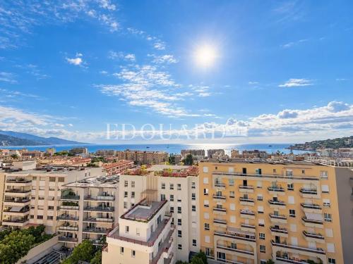 Somptueux quatre pièces à vendre avec belle vue sur la ville et la mer, en plein centre de Roquebrune Cap Martin