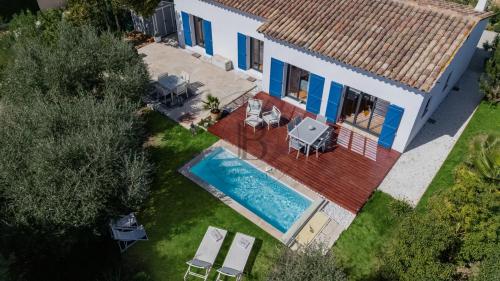 MOUGINS - VILLA DE PLAIN-PIED RENOVEE - PISCINE