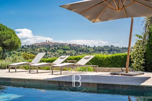 La Colle-sur-Loup – Villa contemporaine rénovée avec piscine et vue panoramique mer