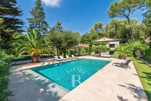 Roquefort-les-Pins - Villa familiale de caractère à pied des commodités