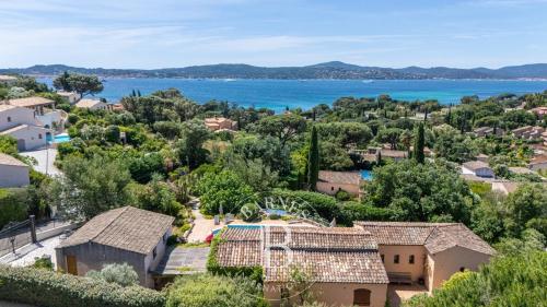 EXCLUSIVITÉ - SAINTE MAXIME - CHARMANTE VILLA PROVENÇALE AVEC APERÇU MER