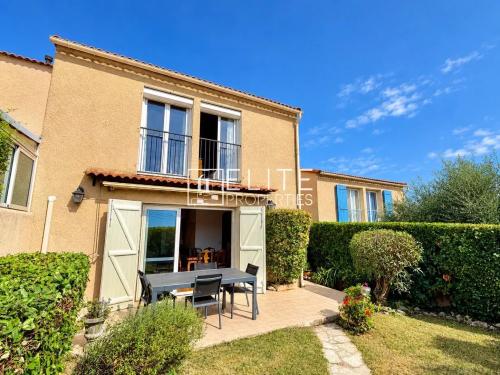PÉGOMAS – MAISON JUMELÉE – VUE COLLINES & APERÇU MER