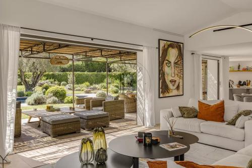 MOUGINS - VILLA RECEMMENT RENOVEE DANS UN DOMAINE CONFIDENTIEL