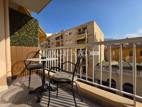 Petit deux pièces en excellent état avec terrasse, dans immeuble contemporain en plein centre de Menton