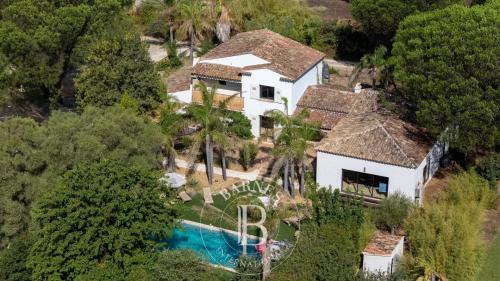 GRIMAUD - MAISON RENOVEE - 6 CHAMBRES - PROCHE VILLAGE