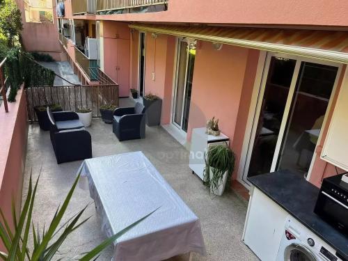 A VENDRE - MENTON CAREÏ - BEAU 3P AVEC CAVE EN BON ETAT TRAVERSANT BALCON TERRASSE ET JARDIN