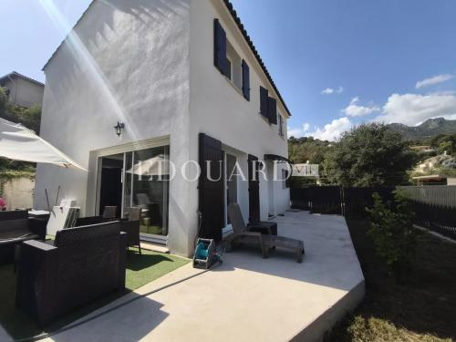 Maison individuelle récente à vendre, construite sur 1.200 m² de terrain plat, avec piscine hors sol et garage de 30m2 attenant à la maison
