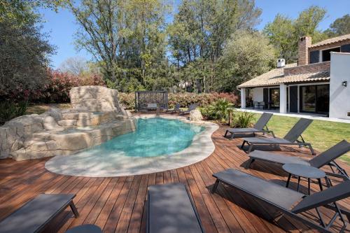 Roquefort-les-Pins – Villa rénovée de 208 m² avec piscine chauffée et jardin