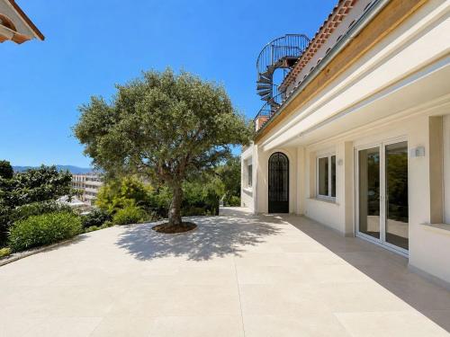 CANNES – APPARTEMENT DE 165 m² JARDIN PRIVATIF DE 260 m²