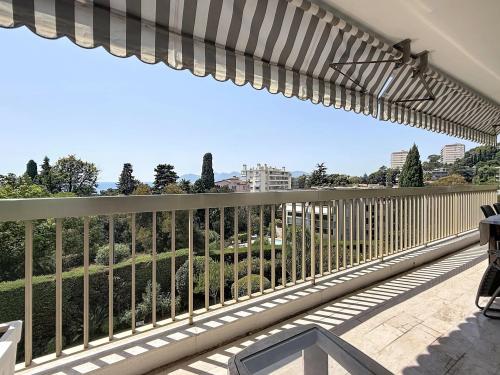 CANNES BAS CROIX DES GARDES - GRAND 3P - VUE MER & VERDURE - TERRASSE 18 M²