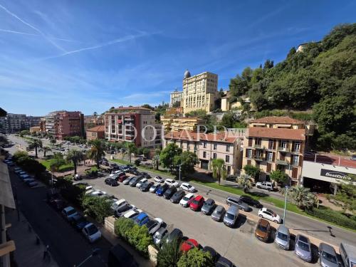 Deux pièces finement rénové avec terrasse, au sixiéme étage d’un bel immeuble contemoporain