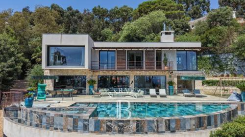 SUPER CANNES - VILLA CONTEMPORAINE AVEC VUE MER PANORAMIQUE
