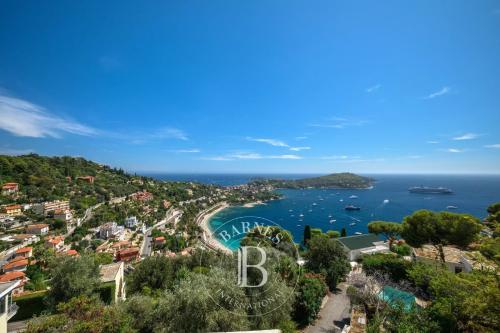 VILLEFRANCHE-SUR-MER - TERRAIN CONSTRUCTIBLE DE 1 750 M² - VUE PANORAMIQUE SUR LA BAIE