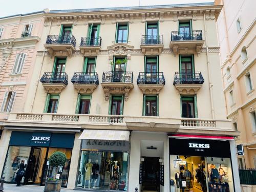 Boulevard des Moulins – Charmant deux-pièces avec balcon – Usage mixte