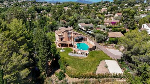 EXCLUSIVITE - MOUGINS - GRANDE VILLA À PIED DES COMMERCES