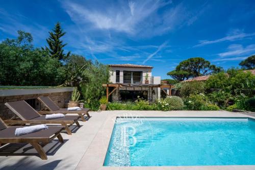 SAINT-TROPEZ - DOMAINE PRIVE - MAISON AVEC 4 CHAMBRES ET PISCINE