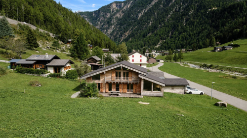 Exclusif – Chalet de charme au coeur de Peuty